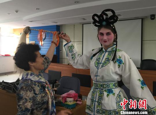 奥地利中学生在BB网页版体验中国京剧　盛捷　摄